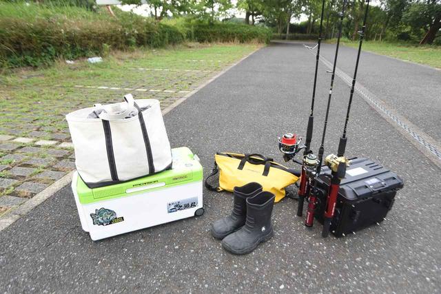 画像: クーラーボックス35Lと釣り具を入れるドカット(黒いボックス)、 そして釣竿(6.4ft=約2m)はしっかり収納したい!