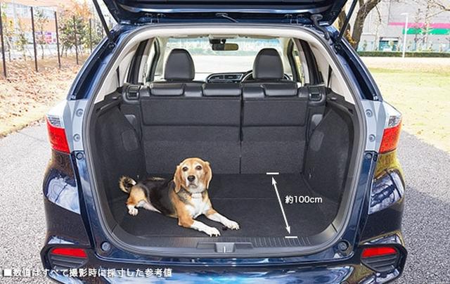 画像: 中型犬・3列目シートの片側を床下に格納した場合 www.honda.co.jp