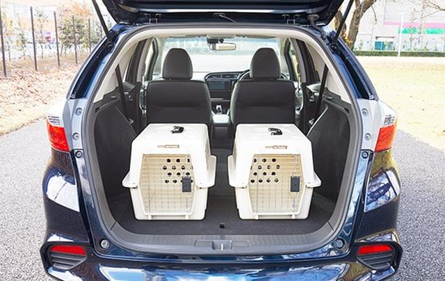 画像: 小型犬用のハードタイプキャリーを2台積んだ状態 www.honda.co.jp
