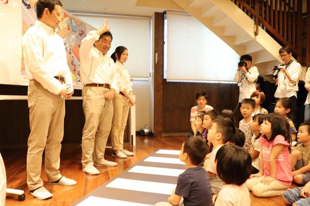 画像: ニッコニコの先生と、じーっと超真剣に聞いてくれている子供たち