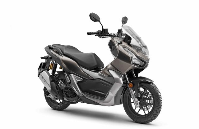 画像: スクータースタイルながら、オフロード走行もこなせるホンダ ADV150。2段階可変スクリーンやスマートキーシステムなど、装備の充実ぶりも光ります! www.honda.co.jp