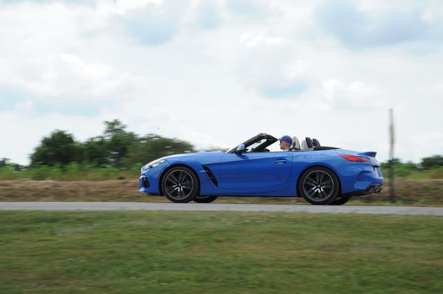 画像: ロングノーズで大柄に見えるZ4だが、実は全長はシビック タイプRよりも230mmもほど短い。一方で車両重量が約25kg重いのは、やはりオープンモデルゆえ、だろうか。