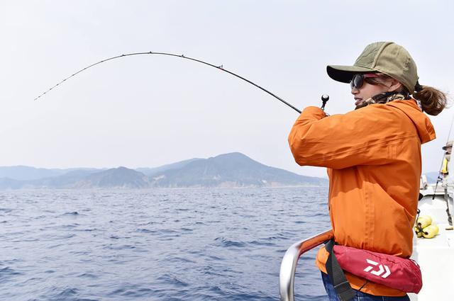 画像: 絞り込まれる竿!海面まで上がってきた真っ赤な魚体を見たときは興奮間違いなし! www.honda.co.jp
