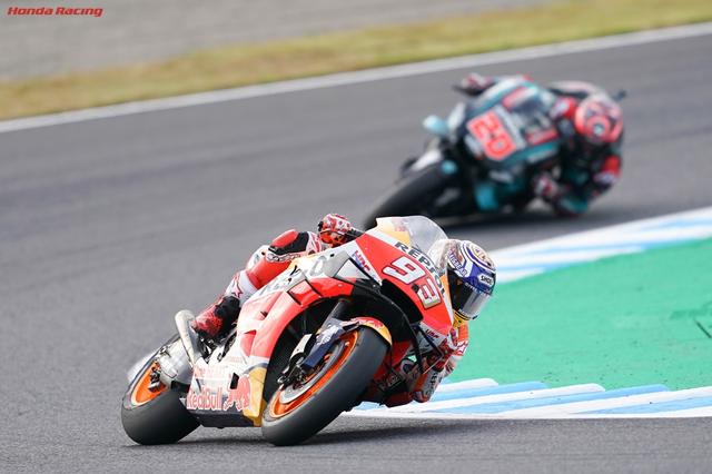 画像: 2位のファビオ・クアルタラロ(ヤマハ)の前を走る、MotoGP絶対王者のマルク・マルケス(ホンダ)。 www.honda.co.jp