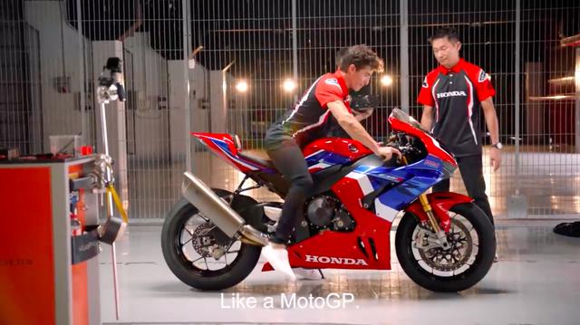 画像: 新型CBRにまたがるM.マルケス。まるでMotoGPマシン!! と笑顔でコメントしています。 www.youtube.com