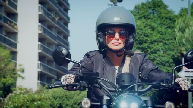 画像: ジェットヘルにサングラス・・・これはアーバンライダーの定番の装いですね!? www.youtube.com