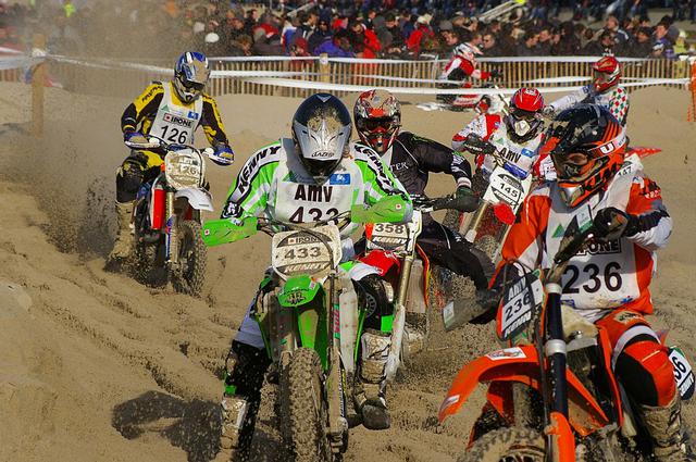 画像: 2008年大会の模様。毎年砂浜の上で4ケタのオフロードバイクとクワドが速さを競い、その熱戦を多くの観衆が見守ります。 fr.wikipedia.org