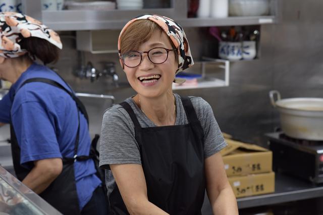 画像: 女将の右近由美子さん。とっても気さくで笑顔がステキです♡