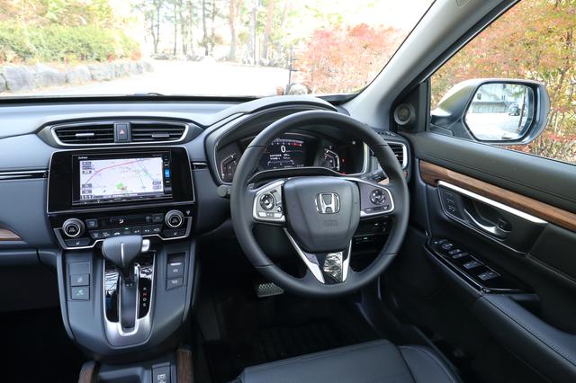画像: この視界の良さもCR-Vの美点である。安全・運転支援システム「ホンダセンシング」も備える。