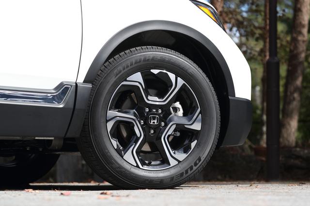 画像: タイヤサイズは235/60R18が標準となる。
