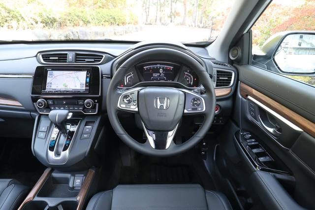 画像: ガソリン車にはパドルシフトが採用される。車内のノイズに対して逆位相の音を出力することでノイズを打ち消すアクティブノイズコントロールを全車に標準装備する。