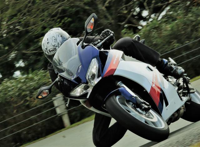 画像2: VFR800Fは中途半端?→真逆です!