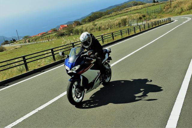 画像2: VFR800Fはハンドリングが優しい?