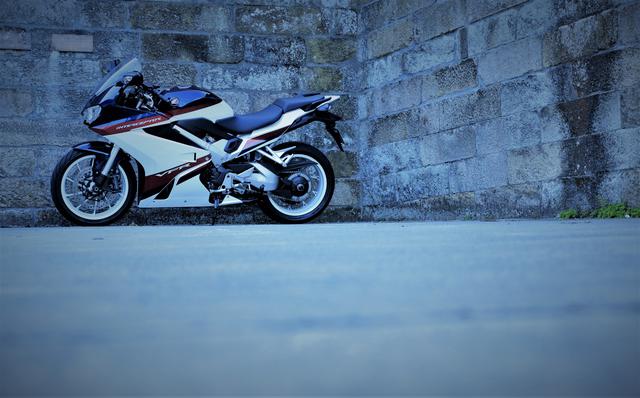 画像1: VFR800Fは中途半端?→真逆です!