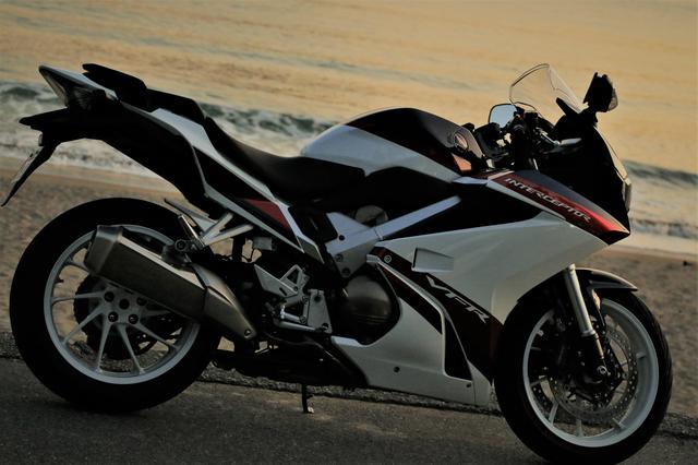 画像5: VFR800Fは中途半端?→真逆です!