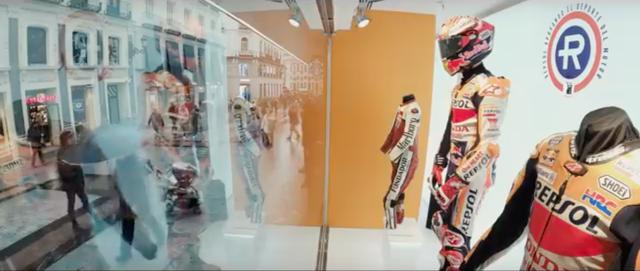 画像: なぜかM.マルケスの展示だけ、マネキン? を使ってヘルメット、グローブ、ブーツとライディングギア・フルセットになっています・・・? www.youtube.com