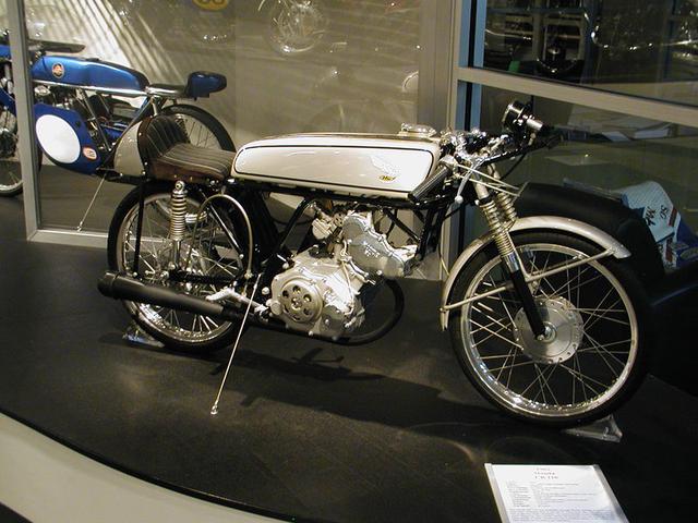 画像: ワークスレーサーRC110/111のレプリカとも呼べるCR110は、世界各国の国内選手権、またはクラブマンレベルのロードレースで大活躍した名機です。 ja.wikipedia.org