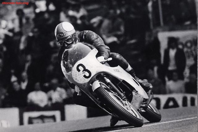 画像: 1967年マン島TT350ccクラス、ホンダRC174(空冷並列6気筒297cc)で勝利へ爆走するM.ヘイルウッド。この年のTTでヘイルウッドは250、500ccクラスも勝利し、自身2度目となるTTハットトリックを達成しました! "シックス"ことホンダRC6気筒は、RCシリーズのなかでも最も人気のあるモデルと言えるでしょう。 www.honda.co.jp