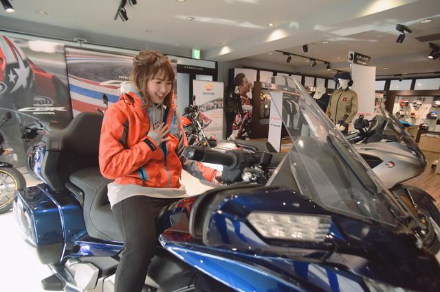 画像1: 大型バイクの誘惑⁉︎ またがらせてもらいました!