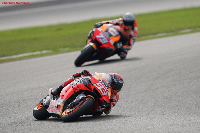 画像: 今年、5年連続7回目のMotoGP王座獲得を目指すM.マルケス(93番)。そしてその弟で昨年のMoto2王者のA.マルケス(73番)。 www.honda.co.jp