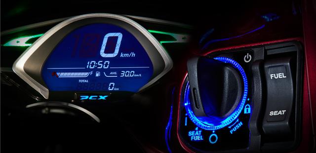 画像: デジタルメーターとイグニション。ブルーのライトもカッコいい…… www.honda.co.jp