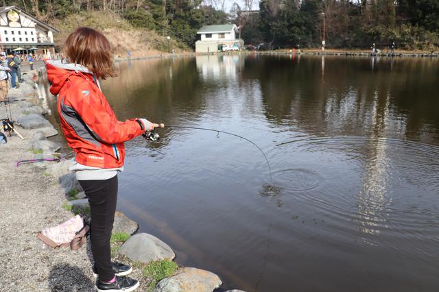 画像3: 街の真ん中で釣り⁉︎ 大都会のオアシスみーつけた!【声優・西田望見のA Little♡Rider @ディオ】