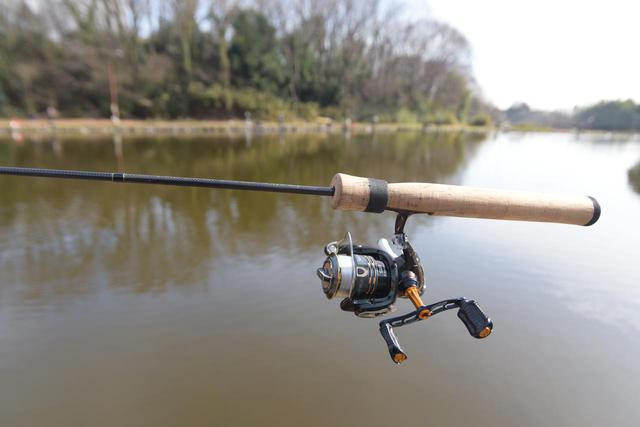 画像: 当日はレンタルタックルとは別にFISH ON!王禅寺のインストラクター愛用の釣り道具をお借りしました。竿はムカイフィッシングのAIR STICK、リールはシマノのカーディフ1000PGSだそうです!