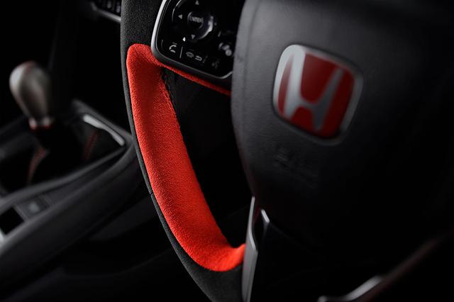 画像: Honda初のフルカルカンターラ表皮ステアリングホイール