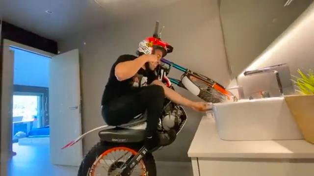 画像: 何もバイクに乗ったまま、歯磨きしなくても良いのではないでしょうか? それはさておき? 驚異のバランス感覚ですね・・・。 www.youtube.com