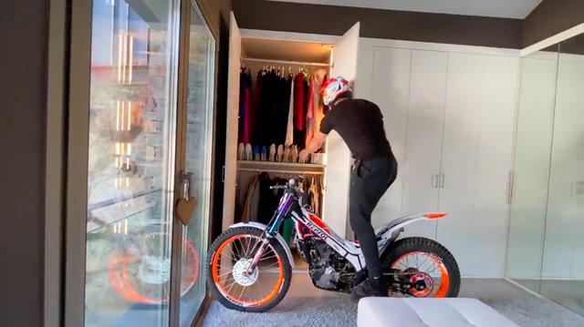 画像: クローゼットのある部屋に向かい、服を選ぶボウ・・・。 www.youtube.com