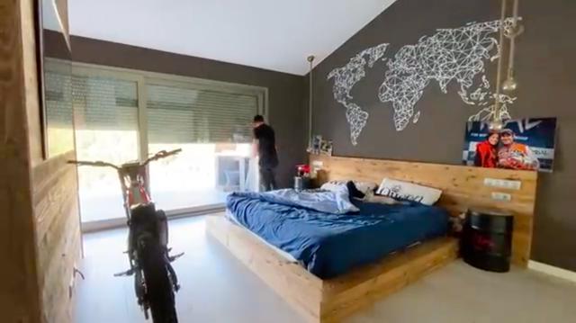 画像: ボウのスペインの自宅に朝がきました・・・。さすがトライアル絶対王者! 良い部屋にお住まいですね・・・。 www.youtube.com