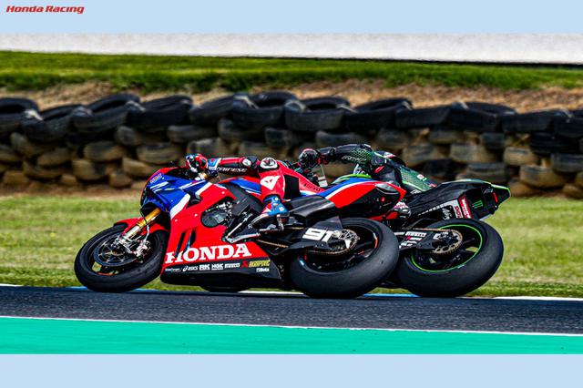 画像: 車間はほんの数センチ!このような激アツバトルが常に行われるのがスーパーバイク世界選手権 www.honda.co.jp