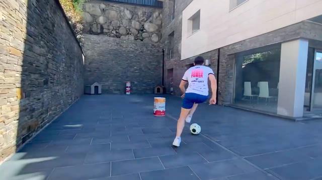 画像: さすがサッカー王国スペイン・・・と納得してしまうのですが、T.ボウのボールさばきはなかなかのものです! www.youtube.com