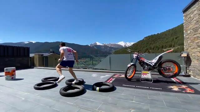 画像: 今回の動画では、T.ボウが行ったトレーニングを、HRCのワークスマシンでなぞってみせる・・・という流れになっています。 www.youtube.com