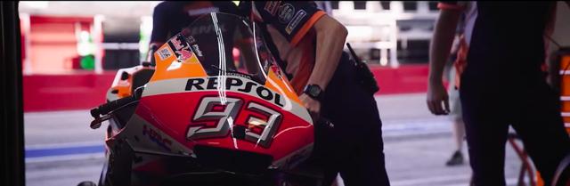 画像: MotoGPクラスの「開幕」まで、チームスタッフは「やるべきこと」に励みます・・・。 www.youtube.com