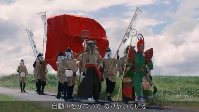画像: 納車される新車を担いで練り歩く・・・ちょっ・・・この方々、クルマを神輿のように担いでいますけど・・・なにげにかなりの力持ちですよね!!!!!!????? www.youtube.com