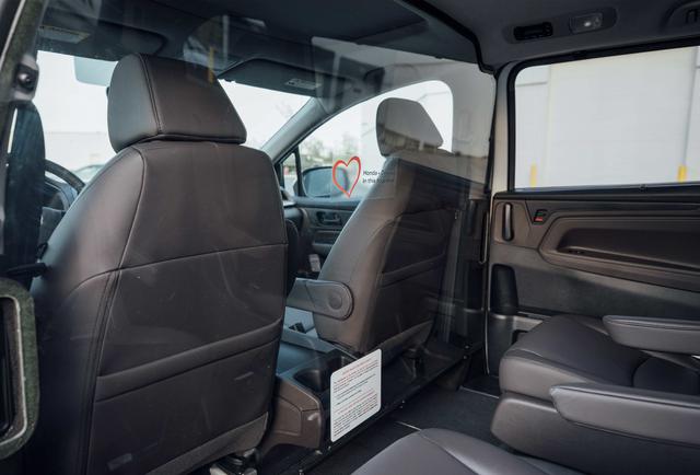 画像: デトロイトに提供した感染者搬送車両(仕立て車)は、北米仕様のオデッセイがベース。運転席側の後部座席側は透明な仕立てで区切られており、後部座席に乗る感染者から運転者にウイルスが感染しないように工夫されています。