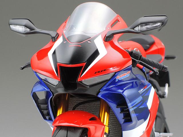 画像: 側面のウイングレット、そしてフロントフェアリング中央のセンターラムエアダクトなど、CBR1000RR-R FIREBLADE SP実車の構造が、忠実に再現されています。 www.tamiya.com