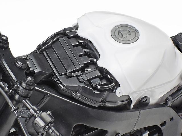 画像: タンクカバーは完成後も脱着可能!! エンジン上部のエアボックスもパーツ化するという、凝った作りに唸らされますね・・・。 www.tamiya.com