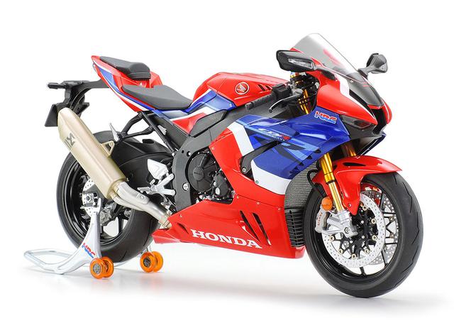 画像: 「1/12 Honda CBR1000RR-R FIREBLADE SP」は、7月に4,400円(税込)で発売予定。内蔵型ウイングレットを装備したフェアリングをはじめ、空力を追求した形状を実車に忠実に再現しています。なお写真は同じく7月発売予定のディティールアップパーツ、フロントフォークセット=2,420円(税込)の装着例です。 www.tamiya.com