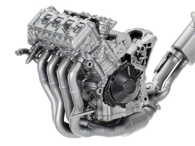 画像: ハイパワーを発生する、コンパクトな水冷4気筒エンジンも精密に再現。 www.tamiya.com