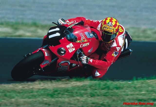 画像: MotoGPの生きる伝説バレンティーノ・ロッシも過去にホンダから8耐に参戦しており、2001年に優勝を飾っている。 www.honda.co.jp