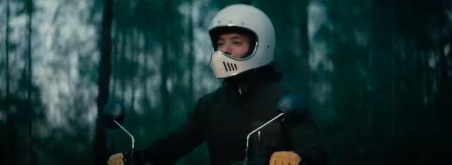 画像: 着用しているヘルメットが、いにしえのBELL MOTO3っぽいデザインなのが"若者"っぽいですね。 www.youtube.com