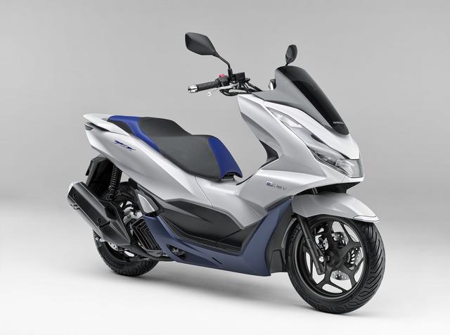 画像: ホンダの4輪ハイブリッド車と統一性を持たせ、車名を改めた「PCX e:HEV(イーエイチイーブイ)」。カラーリングは、パールジャスミンホワイトの1色のみを採用してます。 www.honda.co.jp