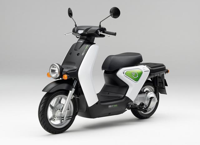 画像: 2010年にリース販売されたEV-neo。4輪のインサイトの技術などを応用した自社製ブラシレスモーターと、専用冷却ファンを備える新開発リチウムイオン電池を採用していました。ブレーキシステムは、前後連動のコンビブレーキを備えています。 www.honda.co.jp