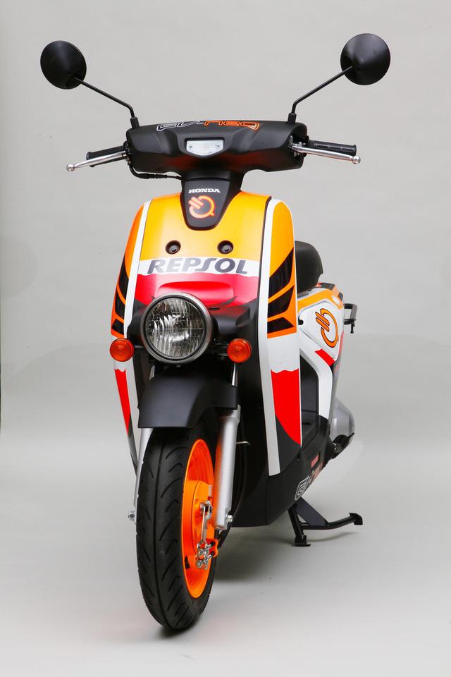 画像: MotoGPのホンダワークスチーム、レプソル・ホンダのカラーを身にまとったEV-neo。 www.autoby.jp