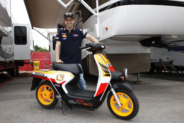 画像: レプソル・ホンダのライダーとして、カタルーニャGPでシーズン3勝目をゲットしたケーシー・ストーナー。2011年にストーナーは、自身2度目となるMotoGPクラス王者の栄光を手にしています。 www.autoby.jp