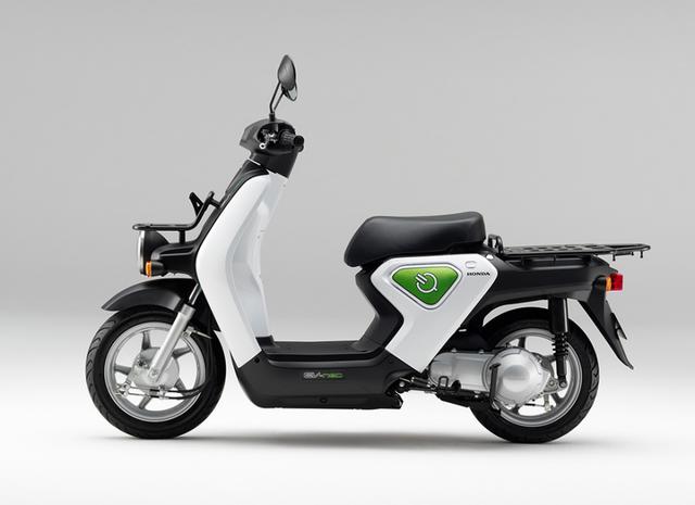 画像: EV-neoと同時に発売されたEV-neo PROは、配達に便利な大型リアキャリアと、フロントバスケットの装着に便利なブラケットを標準装備し、積載性を向上させたバージョンです。積載能力は、原付一種の法定最大積載量である30kgでした。 www.honda.co.jp