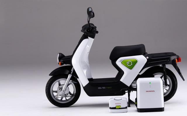 画像: 2009年秋の東京モーターショーにワールドプレミアモデルとして出展されたコンセプトモデル、EVE-neo。バッテリーをフロア部に搭載することで、シート下スペースを確保。シート下には普通充電器が搭載できるようになっていました。 www.honda.co.jp