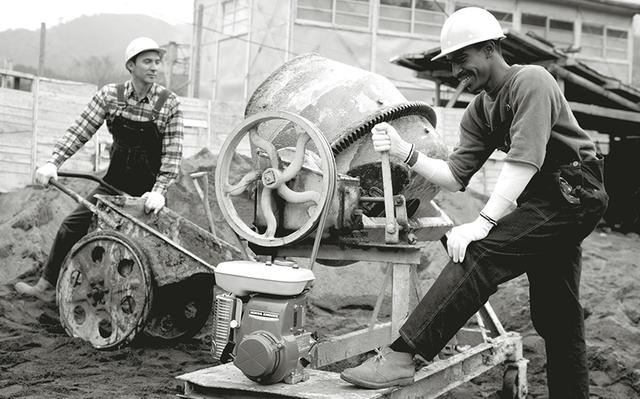 画像: ミキサーの動力として活用される、1963年デビューのホンダG30型。3馬力を発生する、サイドバルブ式の4ストローク171cc単気筒エンジンを採用していました。 ja.honda-powerproducts.com